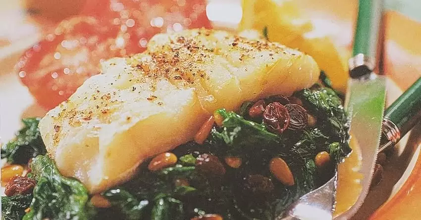 Bacalhau com espinafres à catalã