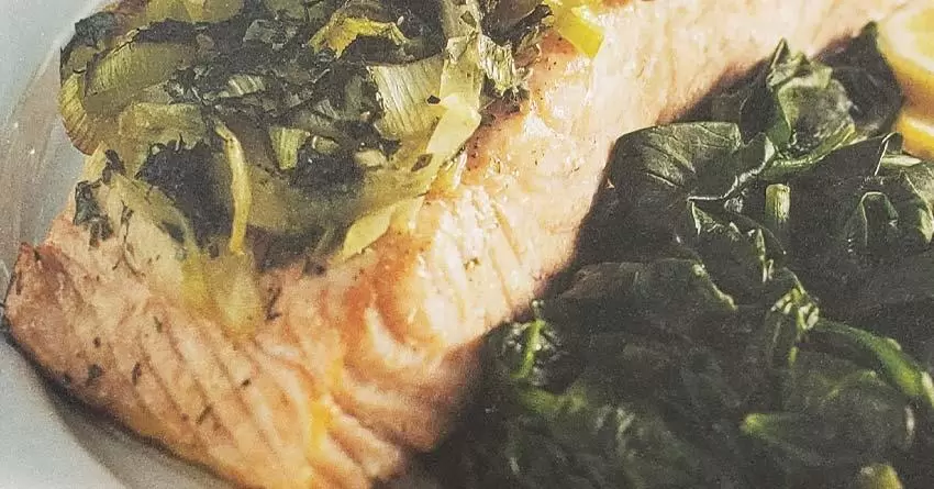 Salmão assado com limão e ervas aromáticas