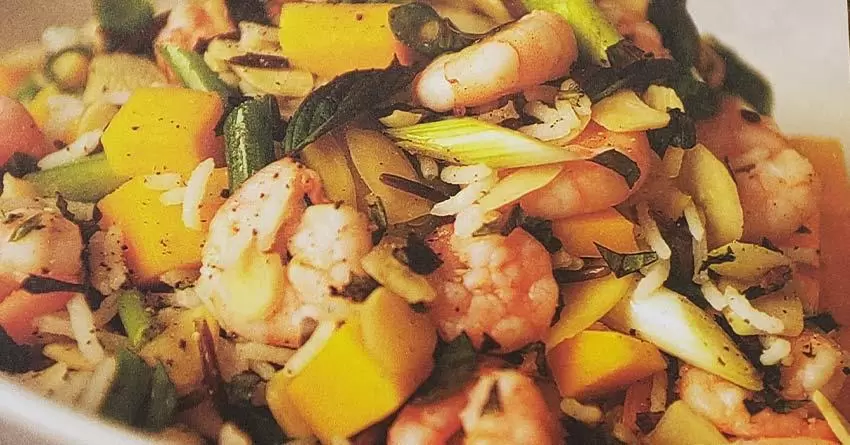 Salada de camarão e arroz