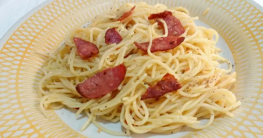 Receita de macarrão alho e óleo com calabresa