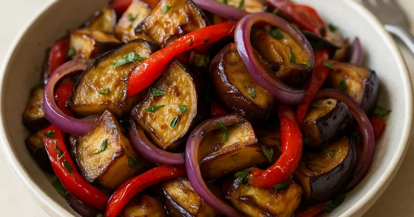 Salada de berinjela frita com pimentão e cebola roxa