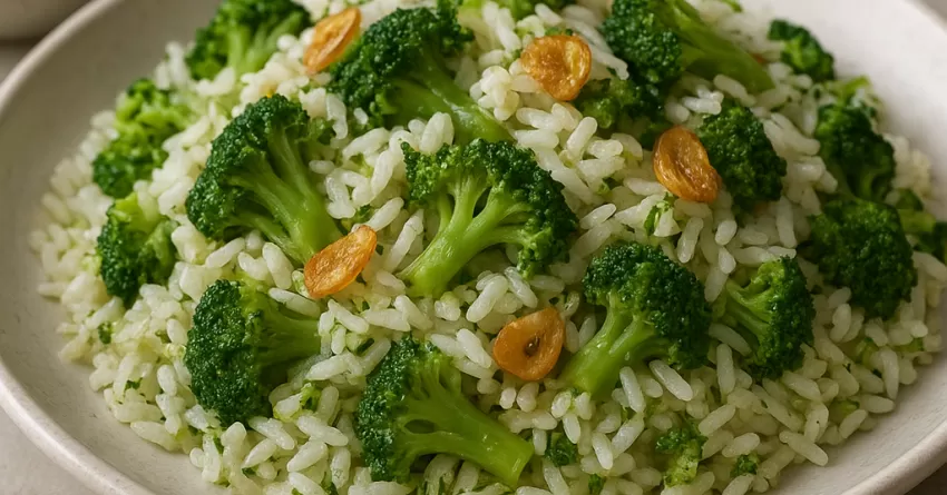 Arroz de brócolis com alho dourado