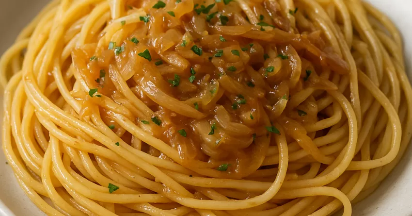 Macarrão com molho de cebola em uma panela só