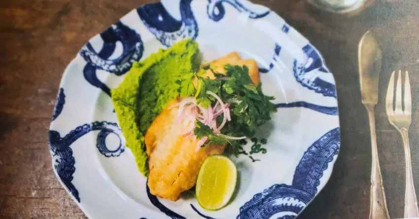 Filé de peixe frito com saladinha de ervas frescas