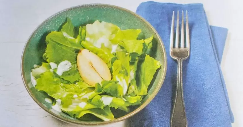 Salada de escarola com pera e molho de queijo azul