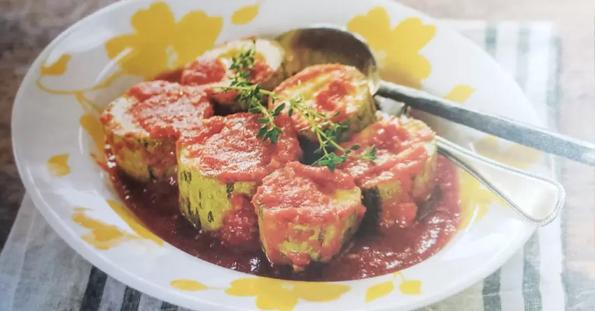 Abobrinha com molho de tomate e tomilho